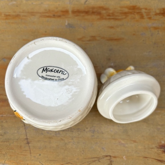 New Maxcera Ceramic Honeycomb Textured Honey Pot & Spoon with 3D Honey Bees - Picture 6 of 9